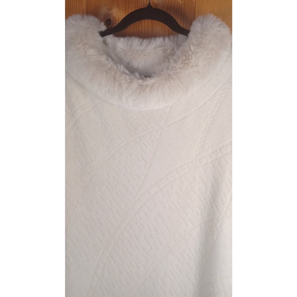 Elegant Knit Poncho Shawl Wrap with Faux Fur Collar & Tassel Hem Cozy One Size - Picture 9 of 9
